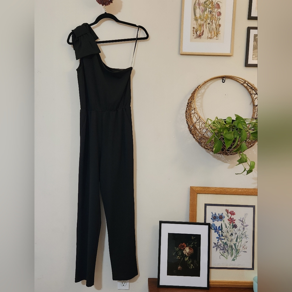 Entro Black One-Shoulder Bow Straight Leg Jumpsuit NWT. Size S